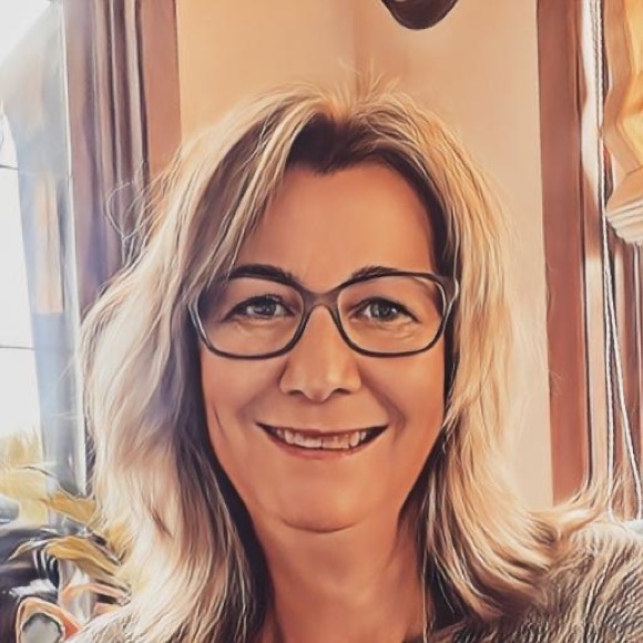 Meet your Posher, Elissa - Picture 2 of 2